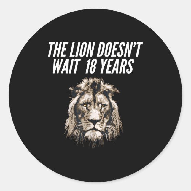 Sticker Rond Funny Lion Meme The Lion Doesn't Wait 18 Years Gen (Devant)