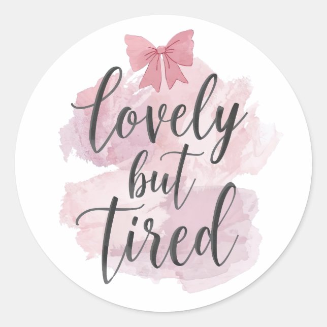 Sticker Rond Funny Mom Life "Lovely But Tired" Saying (Devant)