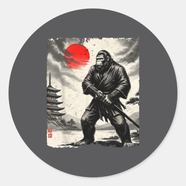 Sticker Rond Funny Samurai Bigfoot Japanese Art Graphic Tee Ani (Devant)