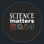 Sticker Rond Funny Science Matters Geek et scientifique Nerd<br><div class="desc">La Science Compte. Conception scientifique inspirante pour ceux qui croient en la preuve scientifique, l'expérience de laboratoire et la recherche. Marchandises motivationnelles cool pour les professeurs de sciences, les scientifiques et les étudiants. Parfait pour geek scientifique, nerd, enseignant et étudiant qui aime la biologie, la physique et la chimie. Grand...</div>