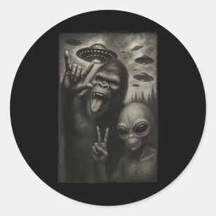 Sticker Rond Funny Selfie Bigfoot Alien Sasquatch Rock À La Mai