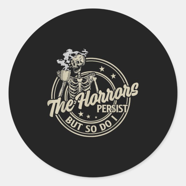 Sticker Rond Funny Skeleton Coffee The Horrors Persist But So D (Devant)