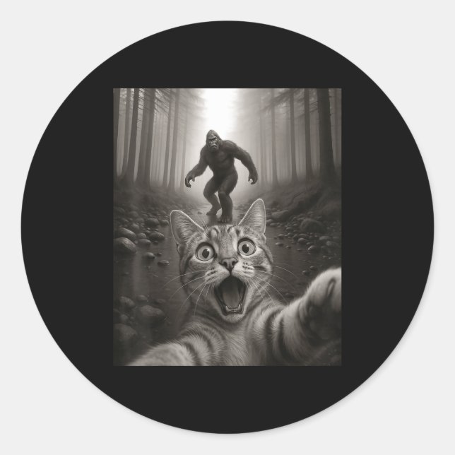 Sticker Rond Funny Surprised Ed Cat Selfie With Bigfoot Sasquat (Devant)