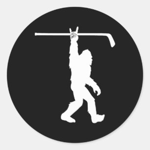 Sticker Rond Garçons Bigfoot Hockey Drôle Sasquatch Rock An Rol