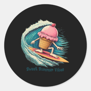 Sticker Rond Garçons Filles Drôles Faisant du Surf sur un Cône 