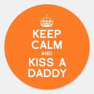 STICKER ROND GARDEZ VOTRE CALME ET EMBRASSEZ UN PAPA