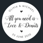 Sticker Rond Gâteaux de mariage rustiques Tout ce dont vous ave<br><div class="desc">Un autocollant de remerciement de mariage noir classique avec "Tout ce dont vous avez besoin est l'amour et les donuts" dans une calligraphie de police moderne rustique élégante. 
Vous pouvez facilement le personnaliser avec vos noms et date de mariage.</div>