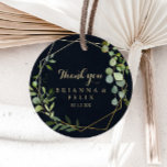 Sticker Rond Géométrique Bleu Vert Merci mariage Faveur<br><div class="desc">Cet autocollant géométrique bleu or vert merci mariage faveur classique rond est parfait pour un mariage simple. Le design présente de beaux feuilles verts peints à la main dans un arrière - plan bleu foncé, ornant un cadre géométrique doré. Faites de l'autocollant votre propre étiquette en incluant vos noms, l'événement...</div>