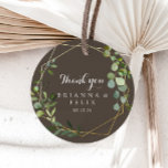 Sticker Rond Géométrique Gold Brown Merci de mariage Faveur<br><div class="desc">Cet autocollant géométrique couleur or brun merci mariage faveur classique rond collant est parfait pour un mariage rustique. Le design présente de beaux feuilles verts peints à la main dans un arrière - plan marron, ornant un cadre géométrique doré. Faites de l'autocollant votre propre étiquette en incluant vos noms, l'événement...</div>