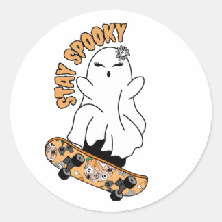 Sticker Rond Ghost "Stay Éffrayant" sur un skateboard - Cool Or