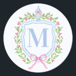 Sticker Rond Ginger Jar & Christmas Berries Monogramme<br><div class="desc">Cet autocollant a un design primitif et millénaire avec une crête de Noël avec une jarre de gingembre de Chinoiserie entourée de baies. Vous pouvez personnaliser avec votre initial.</div>