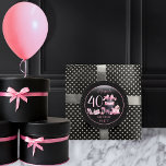 Sticker Rond Glam Pink Black Fashion 40th Birthday Party<br><div class="desc">Un design glamour d'inspiration française,  rose et noir "40" 40e anniversaire avec un gâteau boîte casquette,  des stilettos roses et un sac de maquillage parmi divers cadeaux d'anniversaire inouverts et de luscious cupcakes. Parfait pour célébrer des anniversaires. Age est créé dans une police de parties scintillant fausse rose inmodifiable.</div>