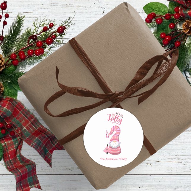 Sticker Rond Gnome de Noël rose avec arbre joyeux (Pink Christmas Gnome With Tree Jolly Classic Round Sticker - Personalized Festive Greeting)