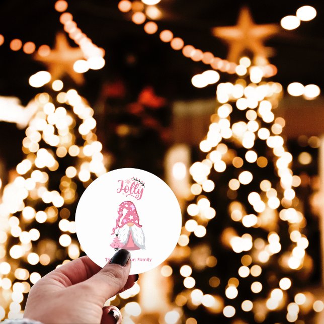 Sticker Rond Gnome de Noël Rose Joyeux (Pink Christmas Gnome Jolly Classic Round Sticker - Personalized Festive Greeting)