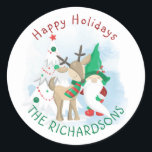 Sticker Rond Gnome Deer et Christmas Tree Cute<br><div class="desc">Autocollants de Noël personnalisés avec génome mignon,  cerf et arbre de Noël en rouge et vert festif. Le libellé est modifiable et se lit actuellement "heureux vacances [nom de famille]" mais vous pouvez changer cela à Joyeux Noël amour maman et papa ou tout ce dont vous avez besoin.</div>