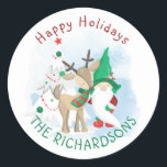 Sticker Rond Gnome Deer et Christmas Tree Cute<br><div class="desc">Autocollants de Noël personnalisés avec génome mignon,  cerf et arbre de Noël en rouge et vert festif. Le libellé est modifiable et se lit actuellement "heureux vacances [nom de famille]" mais vous pouvez changer cela à Joyeux Noël amour maman et papa ou tout ce dont vous avez besoin.</div>