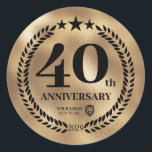 Sticker Rond Gold 40th Anniversary Logo d'entreprise Commémorat<br><div class="desc">Autocollant de style feuille d'or 40e anniversaire avec le logo de l'entreprise. Design décoratif avec une branche de laurier et des étoiles. Le logo peut être modifié pour le texte en cliquant sur le bouton pour modifier la conception.</div>