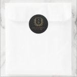 Sticker Rond Gold Black Crest Moderne Monogramme Mariage<br><div class="desc">Ajoutez une touche sophistiquée à votre mariage avec l'autocollant rond Gold Black Crest Modern Monogram Mariage Classic. Doté d'un arrière - plan noir frappant, d'un design luxueux de crête d'or et d'un monogramme personnalisé, cet autocollant est parfait pour améliorer vos invitations de mariage, faveurs ou papeterie. Son contraste élégant et...</div>