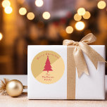 Sticker Rond Gold et Red Christmas personnalisés<br><div class="desc">Arrière - plan d'or avec un design d'arbre rouge avec texte personnalisé que vous pouvez facilement changer vous-même.</div>