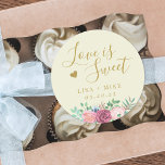 Sticker Rond Gold Floral Love est Sweet Wedding Favor<br><div class="desc">Autocollants / étiquettes personnalisés pour mariage avec "l'amour est doux" calligraphie à la main moderne et bouquet floral rose. Personnalisez avec les noms des mariés et des mariés et la date du mariage. Appliquez sur des boîtes,  des sacs ou des bocaux des bonbons mariages uniques do-it-yourself.</div>