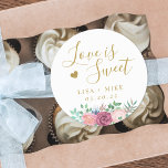 Sticker Rond Gold Floral Love est Sweet Wedding Favor<br><div class="desc">Autocollants / étiquettes personnalisés pour mariage avec "l'amour est doux" calligraphie à la main moderne et bouquet floral rose. Personnalisez avec les noms des mariés et des mariés et la date du mariage. Appliquez sur des boîtes,  des sacs ou des bocaux des bonbons mariages uniques do-it-yourself.</div>