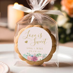 Sticker Rond Gold Floral Love est Sweet Wedding Favor Pink<br><div class="desc">Autocollants / étiquettes personnalisés pour mariage avec "l'amour est doux" calligraphie à la main moderne et bouquet floral rose. Personnalisez avec les noms des mariés et des mariés et la date du mariage. Appliquez sur des boîtes,  des sacs ou des bocaux des bonbons mariages uniques do-it-yourself.</div>