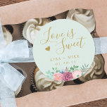 Sticker Rond Gold Floral Love est Sweet Wedding Favor Sage Gree<br><div class="desc">Autocollants / étiquettes personnalisés pour mariage avec "l'amour est doux" calligraphie à la main moderne et bouquet floral rose. Personnalisez avec les noms des mariés et des mariés et la date du mariage. Appliquez sur des boîtes,  des sacs ou des bocaux des bonbons mariages uniques do-it-yourself.</div>