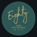 Sticker Rond Gold & Green Lettering 80th Birthday Favor<br><div class="desc">Cette simple vignette de remerciement personnalisée ajoutera des détails élégants à votre journée spéciale. Ce design est doté d'un script doré moderne en lettres "80" avec du texte personnalisé sur un arrière - plan vert. Des invitations à 80e anniversaire et des fournitures de fête sont disponibles dans ma boutique BaraBomDesign....</div>