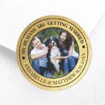 Sticker Rond Gold Photo Pet Wedding Enregistrer La Date<br><div class="desc">Mes Humains se marient Stickers Mariage Personnalisé avec Arrière - plan Faux Gold Foil. Ces adorables autocollants comportent en haut "My Humans Are Getting Married" en une élégante police manuscrite, accentuée par un petit coeur de chaque côté pour une touche douce et ludique. En bas, les noms et la date...</div>
