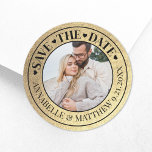 Sticker Rond Gold Photo Wedding Enregistrer La Date<br><div class="desc">Enregistrez La Date Personnalisée Stickers Mariage avec Faux Gold Foil Arrière - plan. Ces élégants autocollants comportent "Save The Date" en haut dans une police de caractères manuscrite élégante, avec les noms de mariée et mariée et la date de mariage affichés en bas dans une petite police serif pour un...</div>
