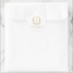 Sticker Rond Gold White Crest Moderne Monogramme Mariage<br><div class="desc">Ajoutez une touche de sophistication à votre mariage avec l'Autocollant rond Monogram Mariage Classic Moderne Gold White Crest. Doté d'un arrière - plan blanc classique au design luxueux de crête dorée et d'un monogramme personnalisé, cet autocollant est le détail parfait pour vos invitations de mariage, vos faveurs ou votre décoration....</div>