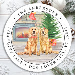 Sticker Rond Golden Retriever Christmas Dog Adresse de retour<br><div class="desc">Envoyez les voeux de Noël cette saison des Fêtes avec ce chien de repérage d'or dans une aquarelle design. Cette étiquette d'adresse de retour dorée de récupérateur de vacances comprend deux petits récupérateurs dorés, une scène de cheminée avec des arbres de vacances, des bas et des cadeaux. Personnalisez avec le...</div>