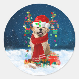 Sticker Rond Golden Retriever Dog en neige avec cadeaux de Noël