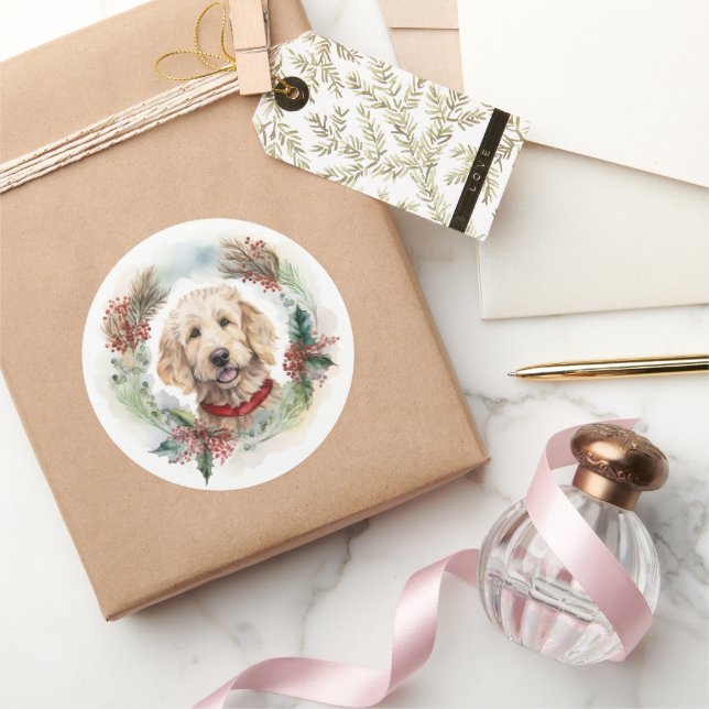 Sticker Rond Goldendoodle Christmas Wreath Festive Pup (Cadeaux)