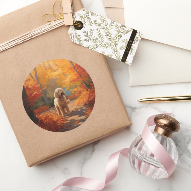 Sticker Rond Goldendoodle dans les feuilles d'automne qui tombe (Cadeaux)