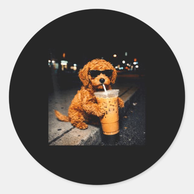 Sticker Rond Goldendoodle drôle buvant du café glacé mème anima (Devant)