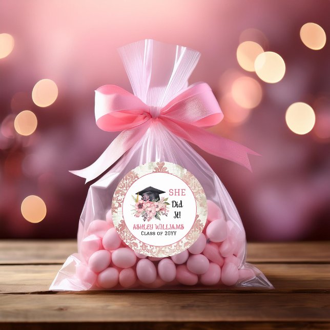 Sticker Rond Grad Casquette et fleurs roses Elle l'a fait ("SHE Did It!" Grad Cap and Pink Floral Swag Bouquet Graduate Graduation Classic Round Sticker)