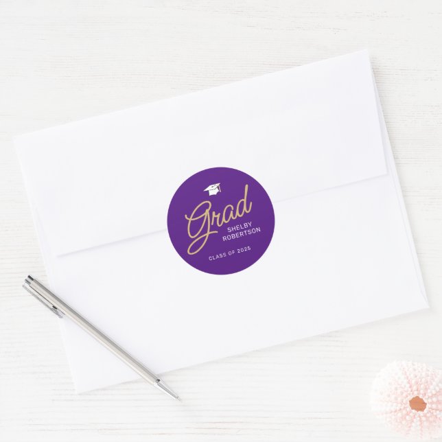 Sticker Rond Grad Modern Script Purple et Gold Graduation (Enveloppe)