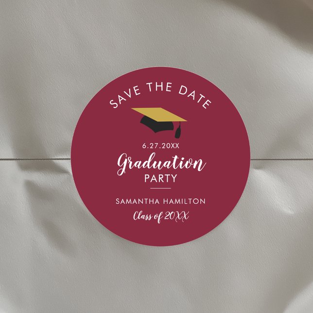 Sticker Rond Graduate 2025 Bourgogne Enregistrer la date Grad P (Graduation Save the Date Burgundy Classic Round Sticker)