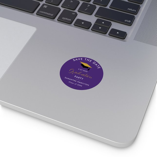Sticker Rond Graduation 2025 Script Enregistrer la date Grad Pu (Graduation Save the Date Purple Sticker)