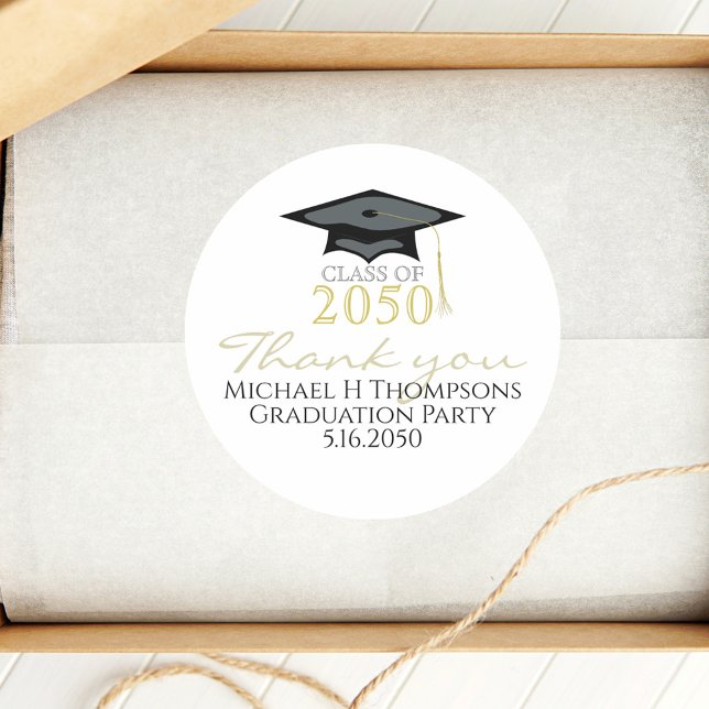 Sticker Rond Graduation Moderne Élégante Typographie Script (Graduation hat black and gold calligraphy script party favor sticker.)