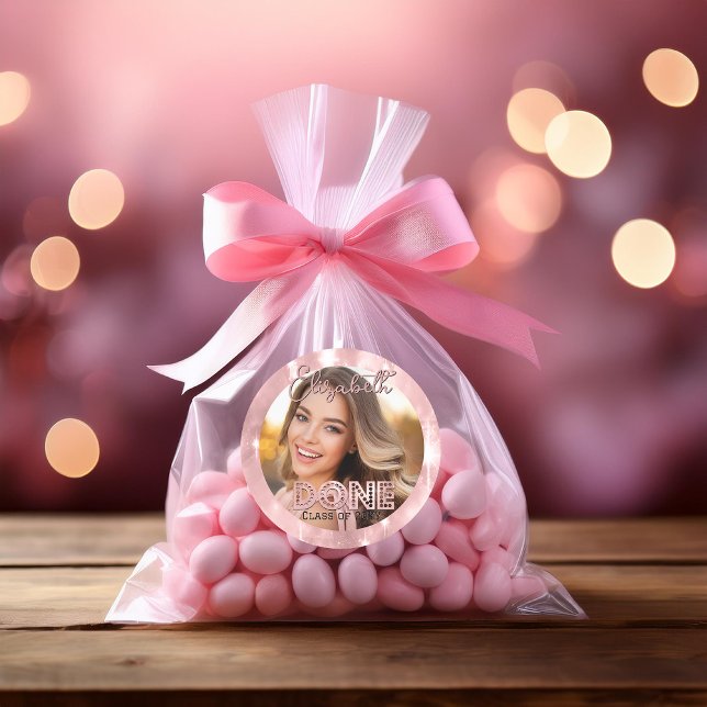 Sticker Rond Graduation Photo Pink Sparkles Classe Année FIN (Graduation Photo Girl Graduate Faux Pink Sparkles Class Year "DONE" Classic Round Sticker)