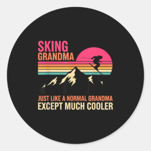 Sticker Rond Grand-mère skie comme une grand-mère normale