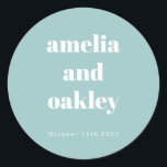 Sticker Rond Gras Minimaliste Boho Aqua Bleu Mariage personnali<br><div class="desc">Personnalisez vos faveurs de mariage avec ces élégants autocollants personnalisés. Dotés d'un arrière - plan bleu aqua et d'une typographie audacieuse, ces autocollants ajoutent une touche de style aux boîtes-cadeaux, aux enveloppes et bien plus encore. Customisez avec vos noms et date mariage pour un détail beau et soigné que vos...</div>