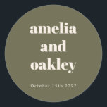 Sticker Rond Gras Minimaliste Boho Olive Green Mariage personna<br><div class="desc">Gras Minimaliste Boho Olive Green Retro Simple Custom Wedding Classic Round Sticker</div>