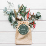 Sticker Rond Green Christmas minimaliste élégante photo botaniq<br><div class="desc">Moderne feuillage minimum sauge vert script vacances Noël design photo personnalisée. L'eucalyptus peint à la main,  le feuillage minimal et la couronne de rotin rustique moderne donnent à ce design de vacances une atmosphère luxueuse. Dans vert,  noir,  brun et gris classe.</div>