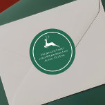 Sticker Rond Green Christmas Reinder Round Return Adresse<br><div class="desc">Un renne blanc élégant saute à côté de votre adresse de retour sur ces étiquettes de courrier de cartes de voeux vert rond. L'accessoire de vacances parfait pour sceller vos cartes de voeux Tis the Season.</div>