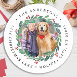 Sticker Rond Greenery Wreath Christmas Photo Return Adresse<br><div class="desc">Envoyez les voeux de Noël cette saison de fêtes avec cette élégante photo personnalisée de Joyeux Noël dans une lettre d'adresse de retour design de couronne, et décoration assortie. Ce étiquette de adresse de vacances photo a une couronne verte et rouge d'aquarelle avec des saints et des baies. Personnalisez avec...</div>