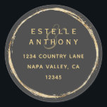 Sticker Rond Grey Rustic Gold Circle Ampersand Adresse de retou<br><div class="desc">Cet autocollant d'adresse de retour présente un cadre faux cercle or avec une élégante esperluette et une calligraphie simple avec un arrière - plan gris.</div>