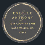 Sticker Rond Grey Rustic Gold Circle Ampersand Adresse de retou<br><div class="desc">Cet autocollant d'adresse de retour présente un cadre faux cercle or avec une élégante esperluette et une calligraphie simple avec un arrière - plan gris.</div>